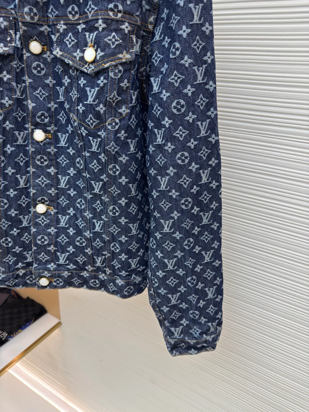 LOUIS VUITTON Presbyopia all-over printed denim jacket ●Authentic product: Purchased and developed by 23639 ●Item number: 1680010-B55 ●Fabric: Denim denim fabric ●Technology: Jacquard production ●Version: fitted version ●Weight: about 850 grams ●Size: 46-48-50-52 ●Description: The fabric is made of denim, full of Monogram jacquard pattern, and is decorated with hot-drilling technology to form the brand's classic pattern. The waist is made of old flocked leather tags, and the hardware is molded. The overall routing is straight and delicate. The fabric is comfortable and soft, and the color is consistent without color difference. It can be matched with the same style to create a fashionable look and control various occasions. Customized accessories, complete with three standards, same style for men and women.